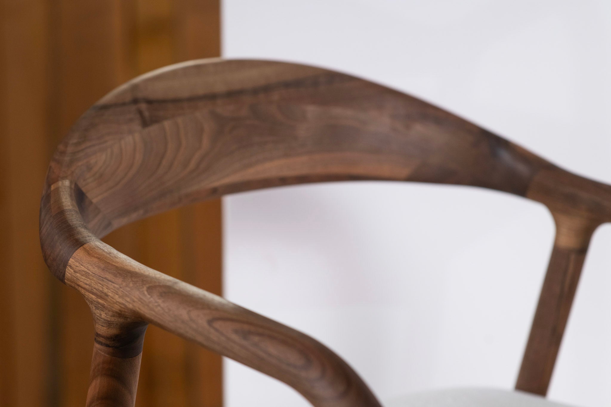 LELA | Stuhl aus Nussbaum