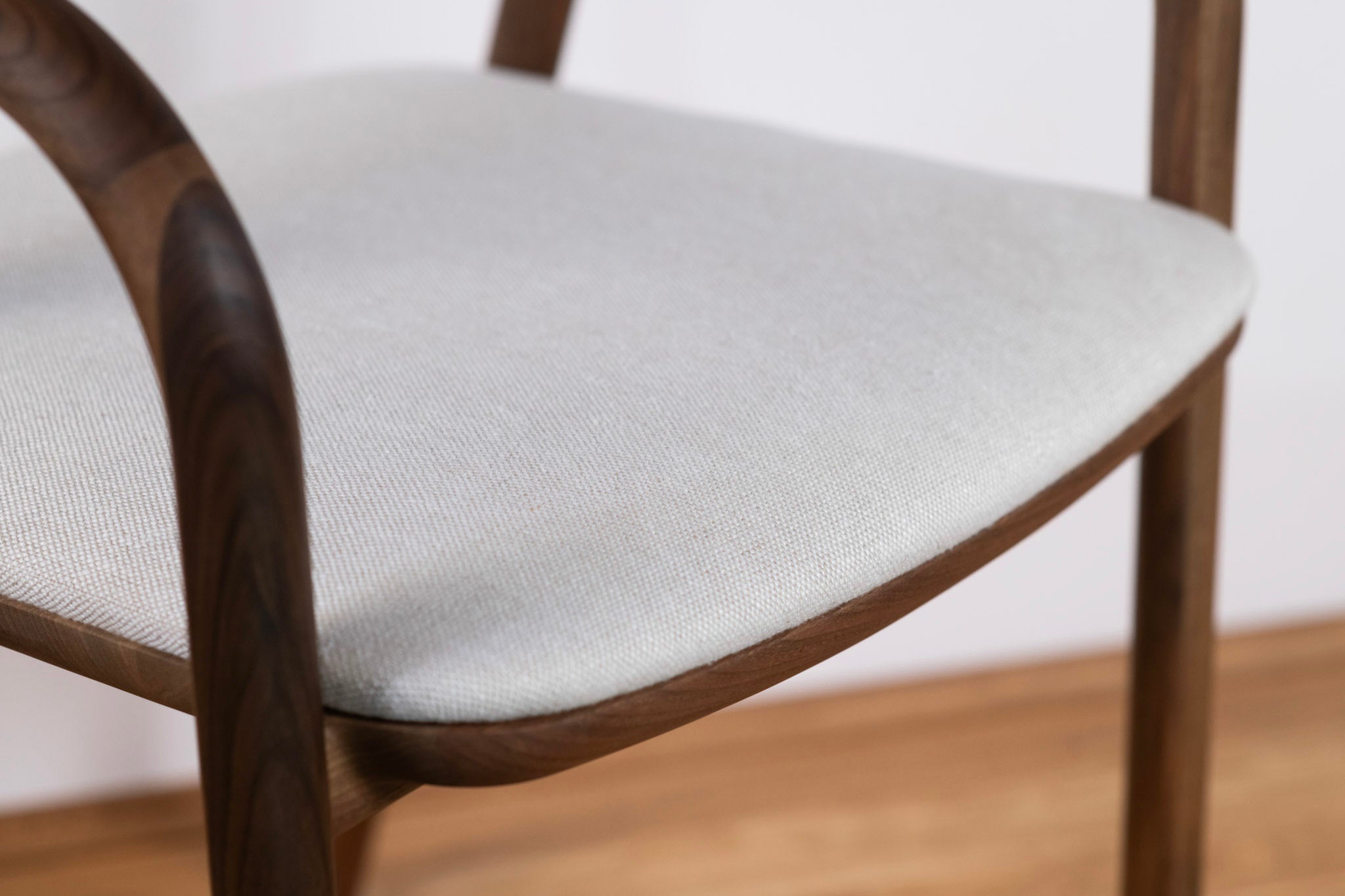LELA | Stuhl aus Nussbaum