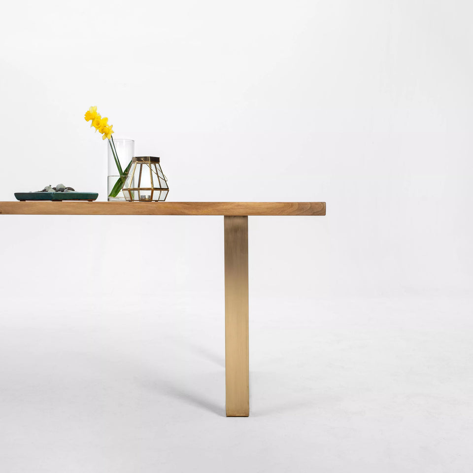 Stahl-U-Beine in Schwarz oder Messing für einen modernen, industriellen Kontrast.