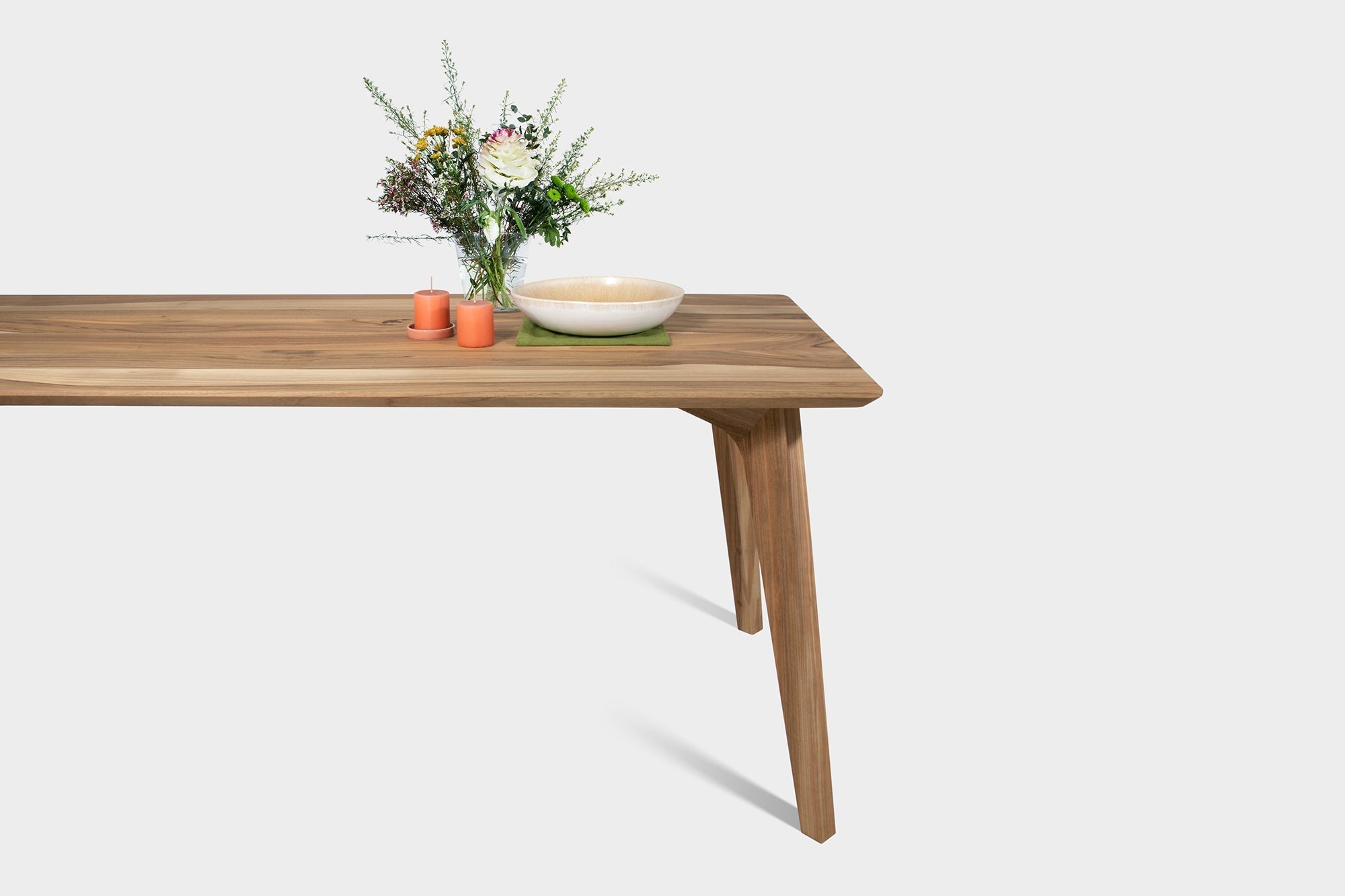 AMBER S | Esstisch aus Nussbaum