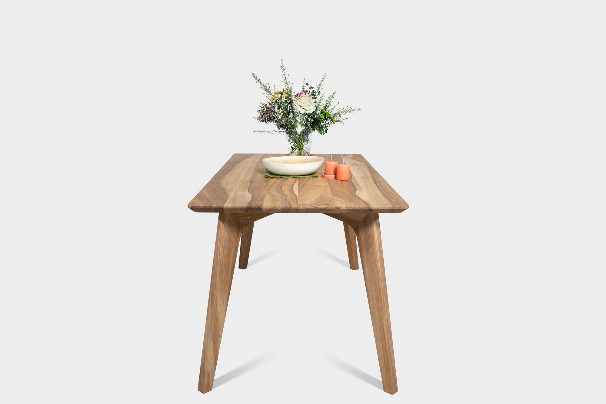 AMBER S | Esstisch aus Nussbaum