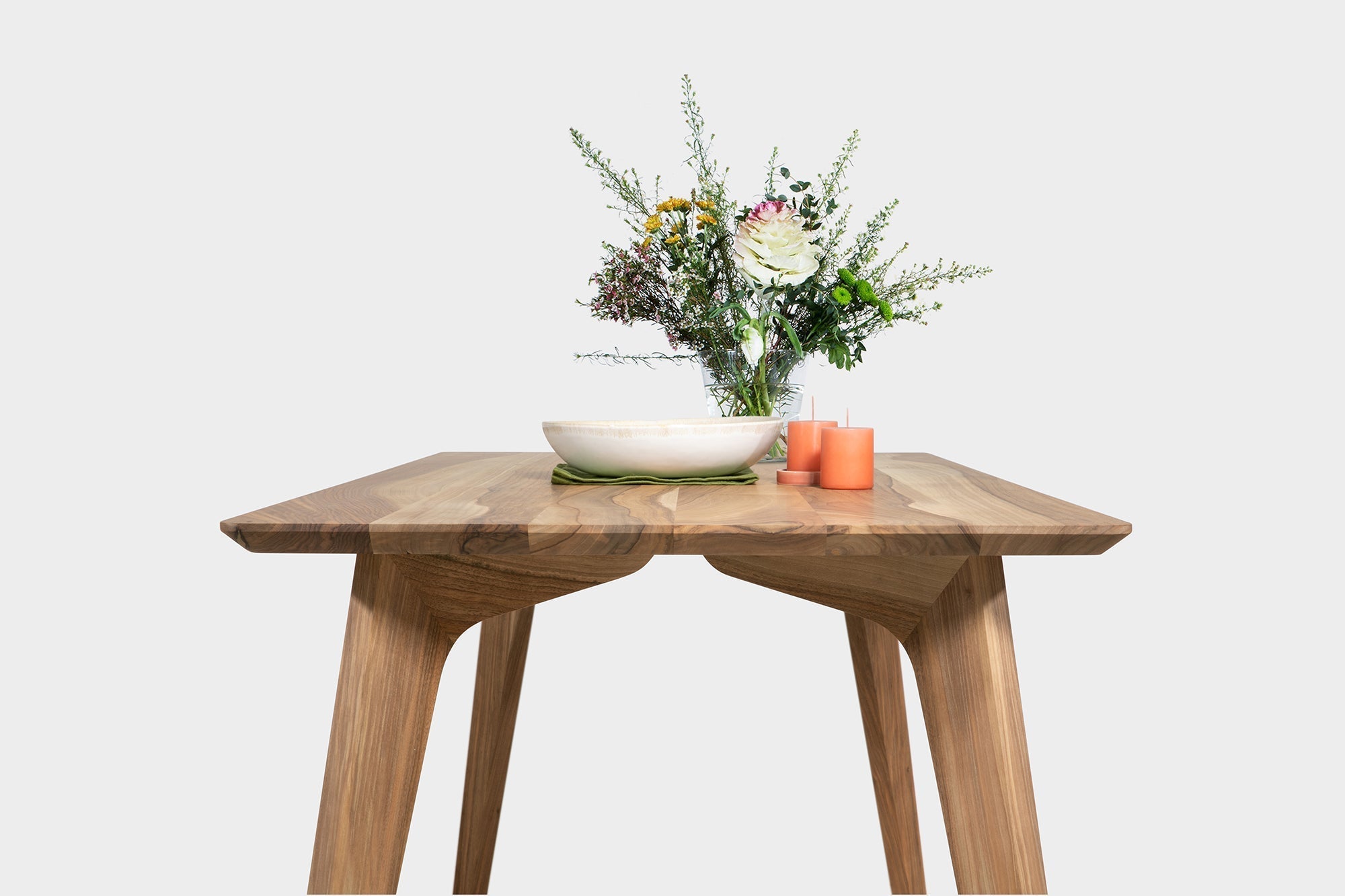 AMBER S | Esstisch aus Nussbaum