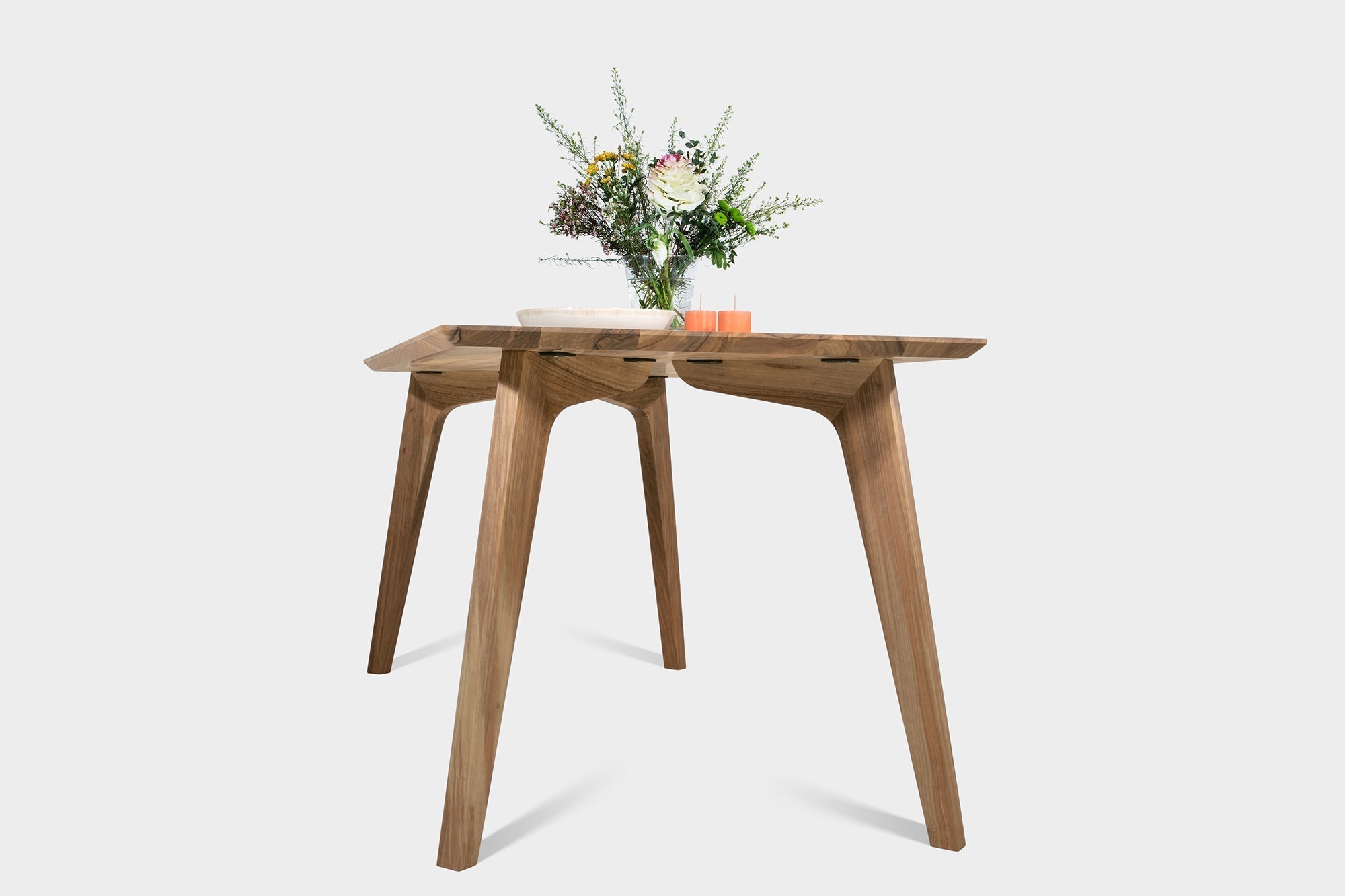AMBER S | Esstisch aus Nussbaum