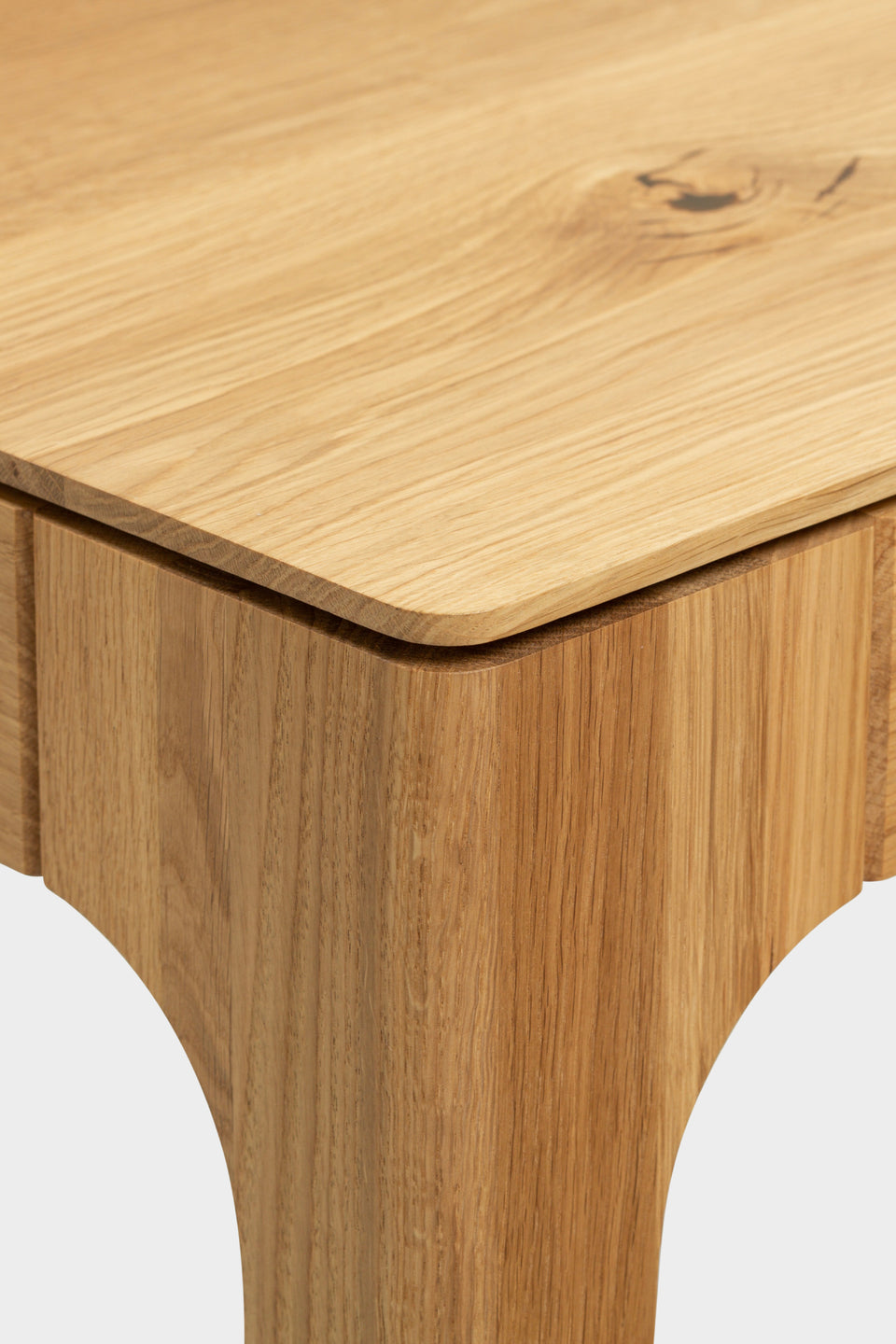 Elegante Silhouette mit schlankem, minimalistischem Profil.