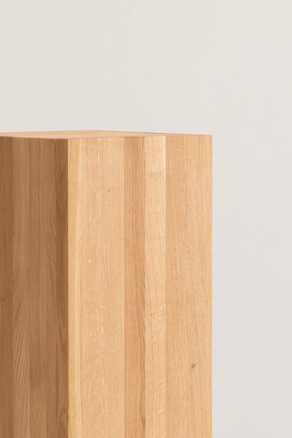 Minimalistische Form, die das präsentierte Objekt in den Mittelpunkt stellt.