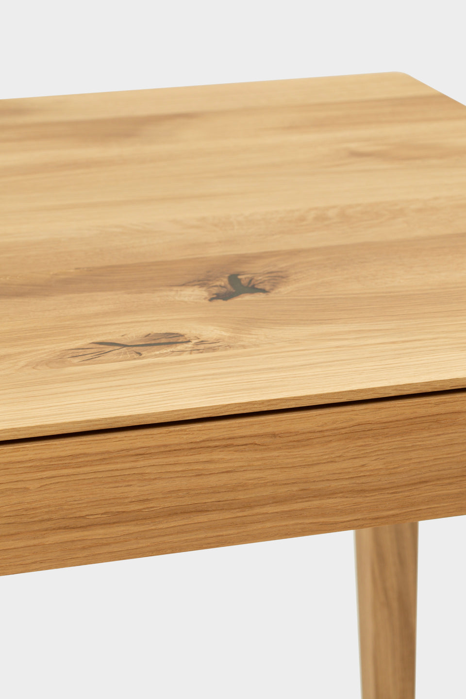 Gefertigt aus nachhaltig gewonnenem, regional bezogenem Hartholz.