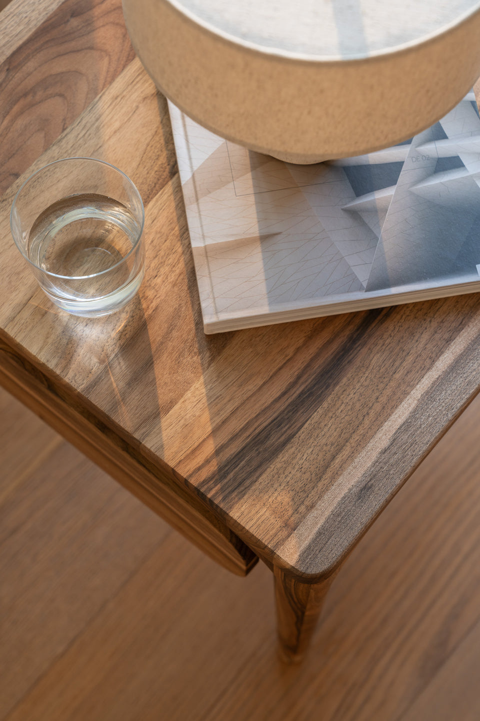 Charakteristische LÜNA-Beine mit abgerundeter Form.