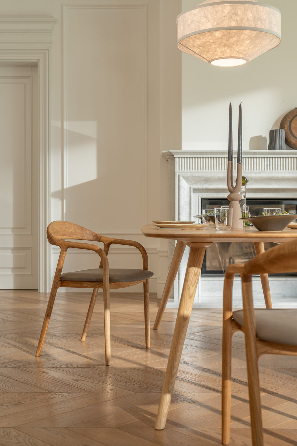 Auf Wunsch in einer großen Auswahl an Materialien und Polsterungen erhältlich.