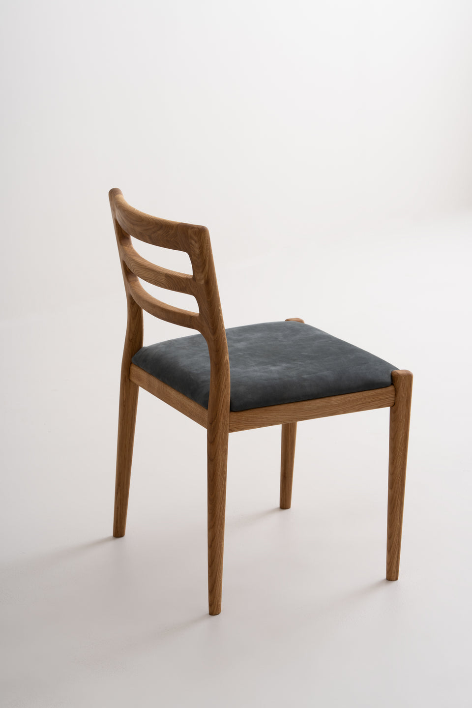 Konisch zulaufende Beine in einem oval–quadratischen Profil für eine besondere Ausstrahlung.