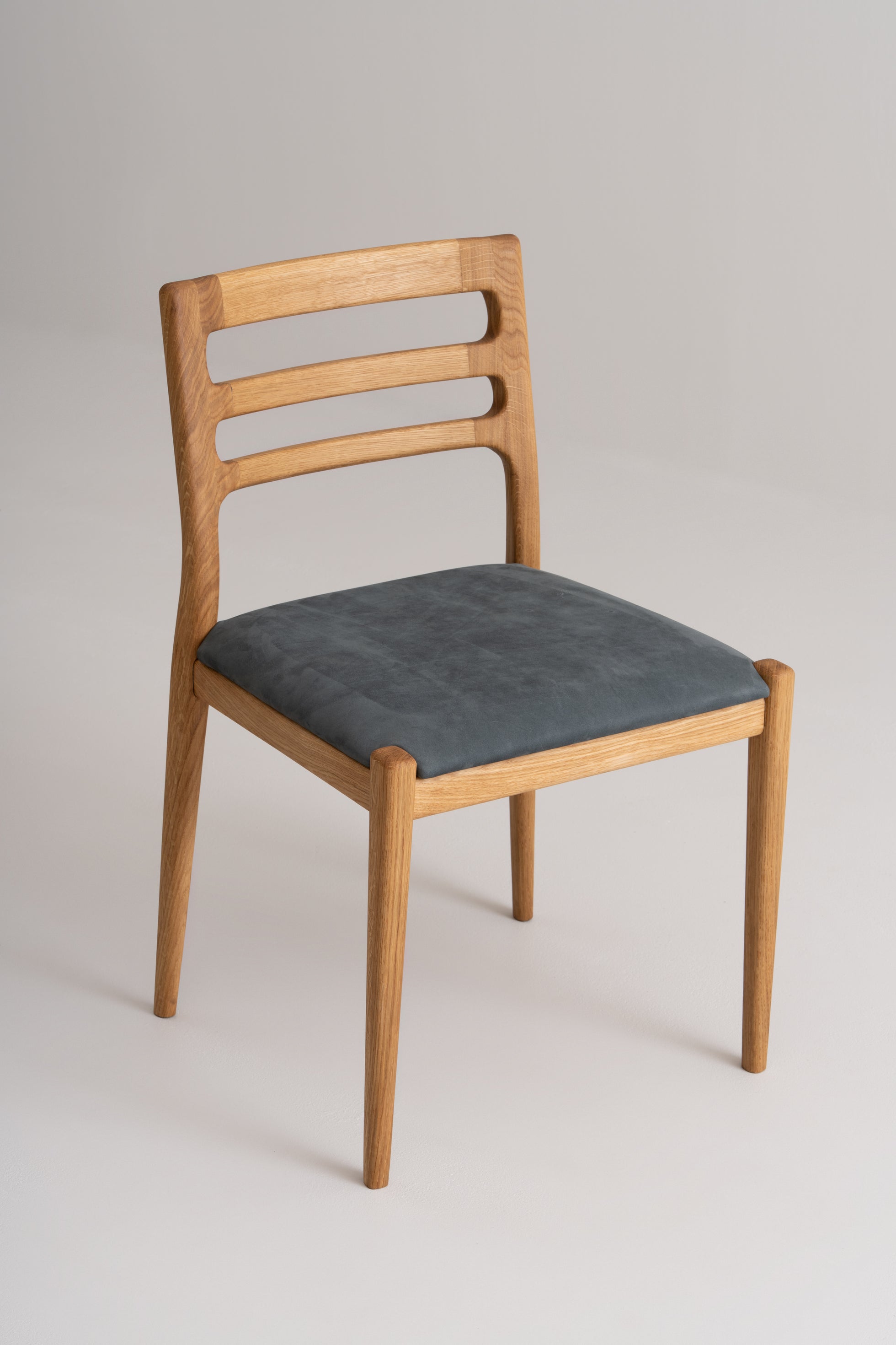 Sanft geschwungene Rückenlehne mit präziser, vom dänischen Design inspirierter Verarbeitung.