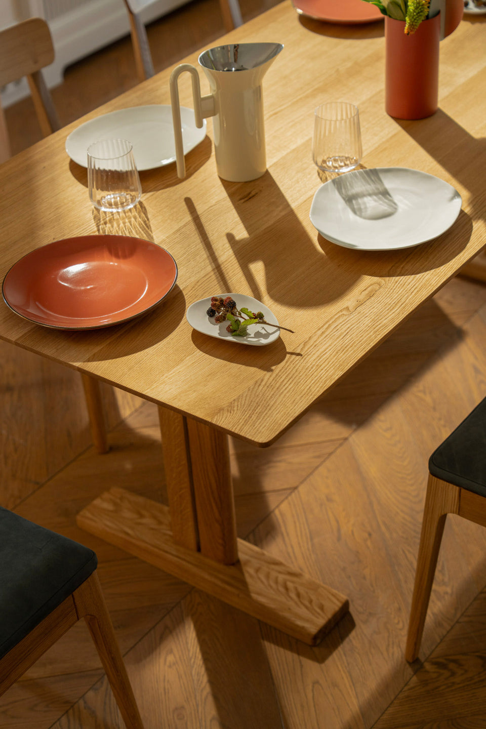 Verfeinerte Silhouette, inspiriert von klassischen Formen.