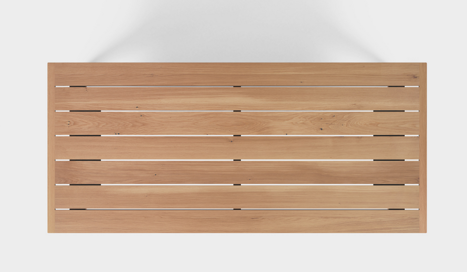 Für den Außenbereich geeignet: Dezente Fugen zwischen den Brettern für Luftzirkulation und Entwässerung.