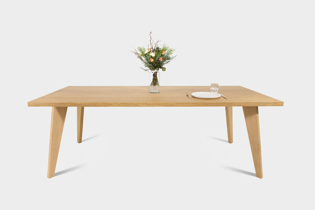 Nussbaum-Esstisch auf handgefertigten Holzbeinen | AMBER | Hardman-Design