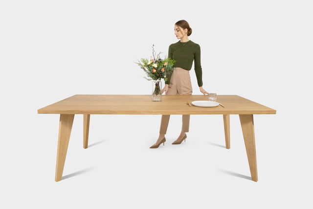 Nussbaum Esstisch auf Handgefertigten Holzbeinen | AMBER-Hardman Design