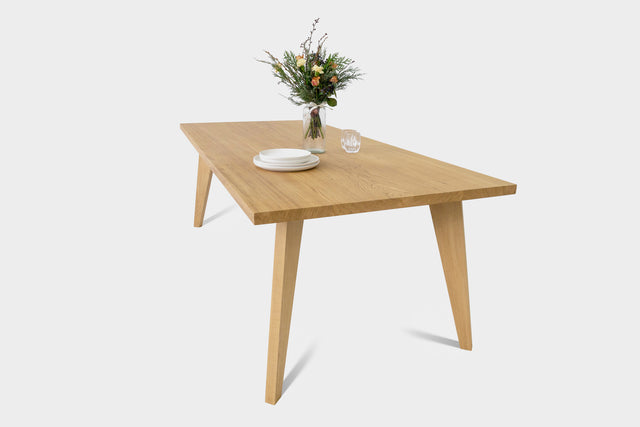 Nussbaum-Esstisch auf handgefertigten Holzbeinen | AMBER | Hardman-Design