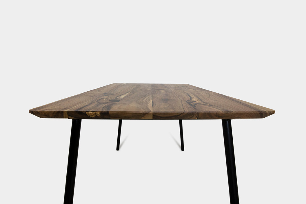 Moderner Esstisch aus Nussbaum im Mid Century-Stil | MARTA Esstisch-Hardman Design