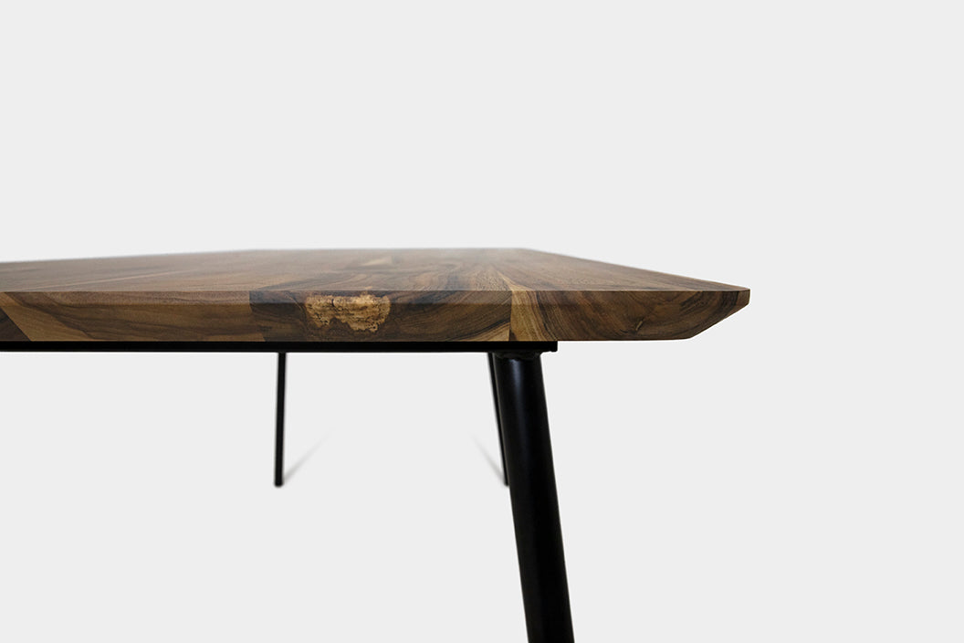 Moderner Esstisch aus Nussbaum im Mid Century-Stil | MARTA Esstisch-Hardman Design