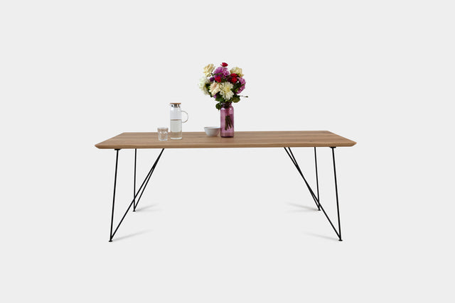 Leichter Nussbaum Esstisch auf Metallbeinen | AEMILIA-Hardman Design