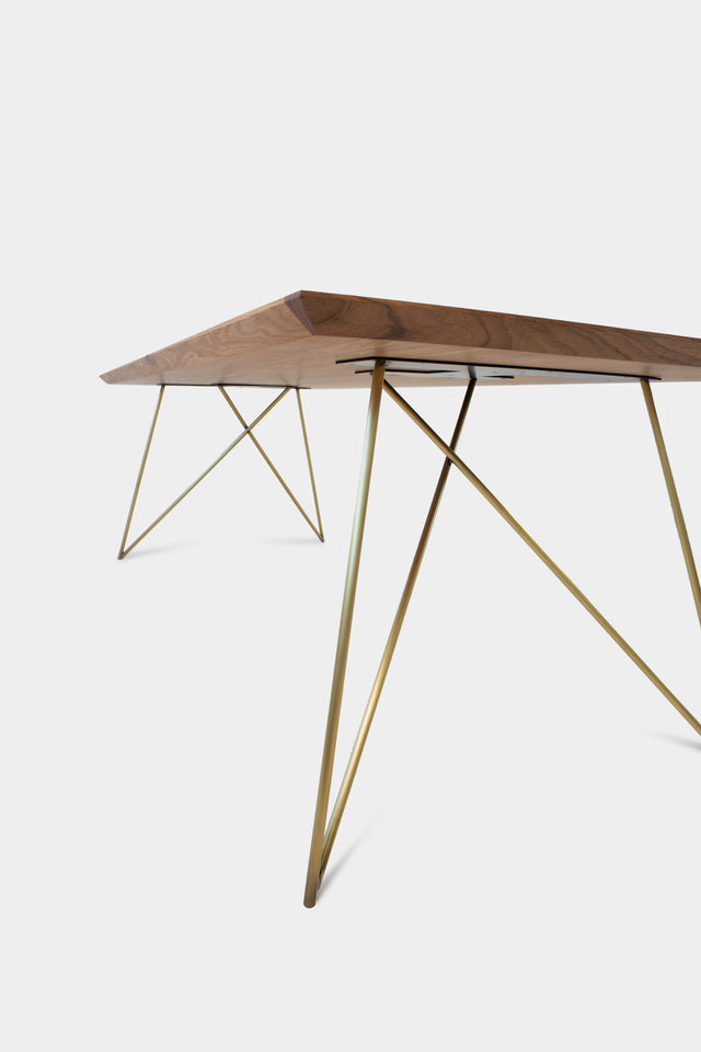 Massiver Esstisch aus Eiche auf Metallbeinen | EVELIE-Hardman Design