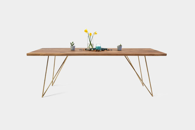 Moderner Esstisch Holz auf Messingbeinen | Nussbaum-Tischplatte | EMILIE-Hardman Design