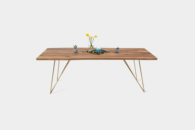 Moderner Esstisch Holz auf Messingbeinen | Nussbaum-Tischplatte | EMILIE-Hardman Design