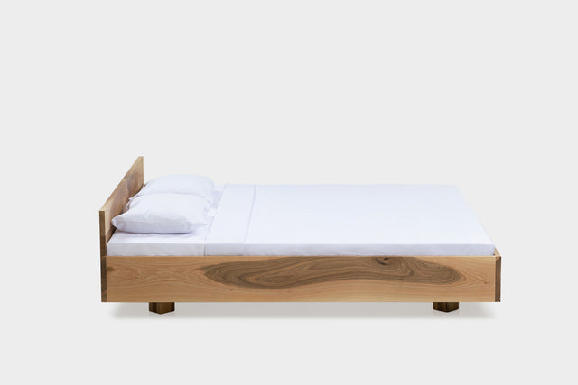 Minimale Bettrahmen Holzkonstruktion Handgefertigt aus Nussbaum oder Eiche | CASSIE  | Hardman-Design