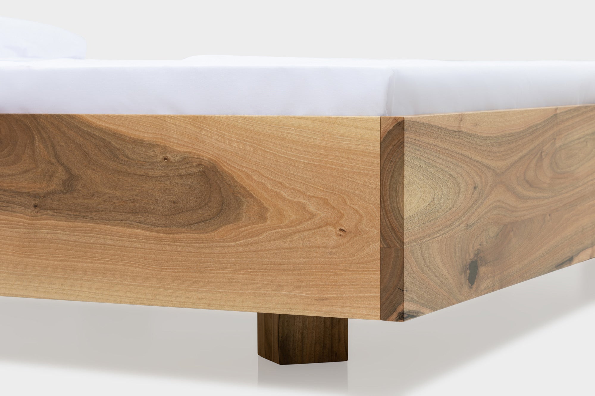 Minimale Bettrahmen Holzkonstruktion Handgefertigt aus Nussbaum oder Eiche | CASSIE  | Hardman Design