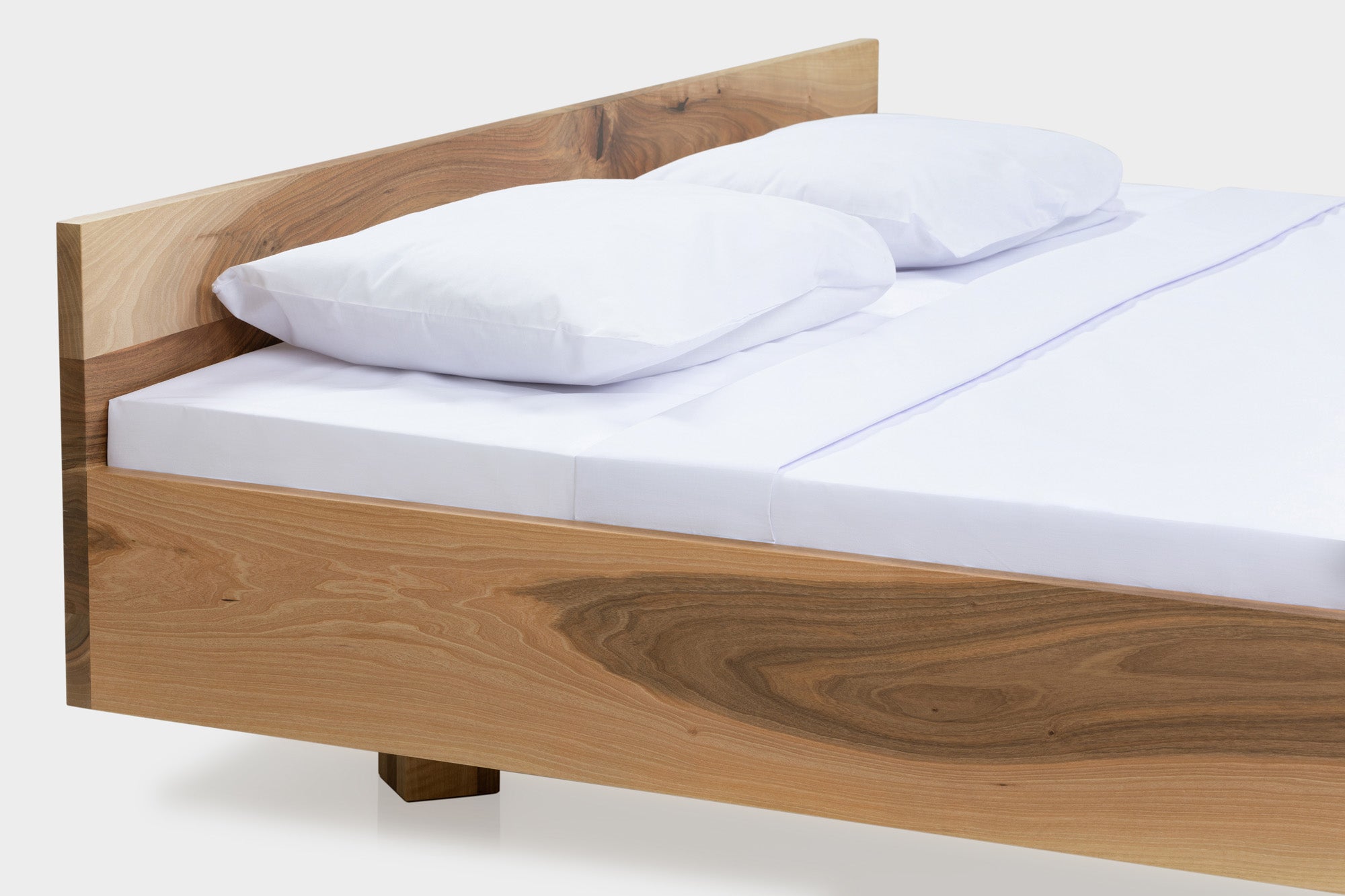 Minimale Bettrahmen Holzkonstruktion Handgefertigt aus Nussbaum oder Eiche | CASSIE  | Hardman Design